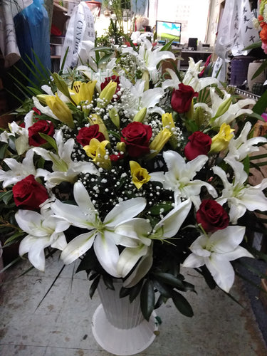 Funeral Floor Baskets 007 / BASKET#1MLWRRL-1 - G & J Florist