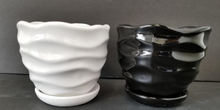 将图片加载到图库查看器，The Wave collection planter ( Black / White) - G &amp; J Florist
